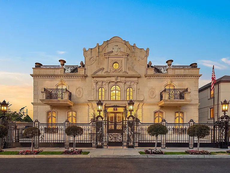 Luxurious 6 bedroom mansion