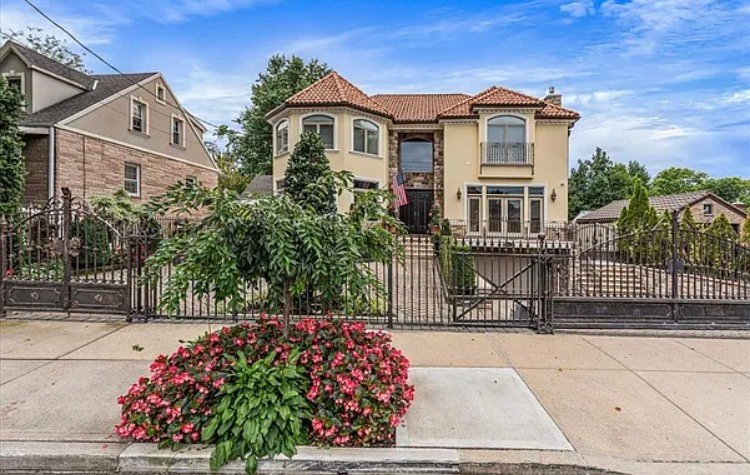 LUXURIOUS 5 BEDROOM FOR SALE
