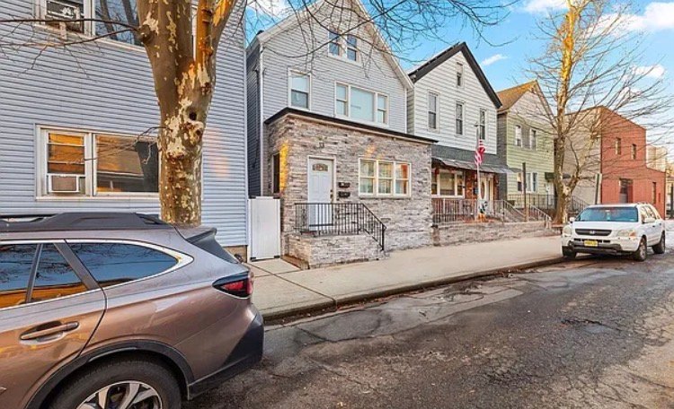 LUXURIOUS 5 BEDROOM FOR SALE
