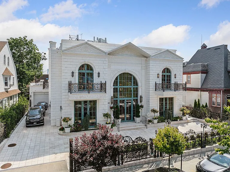 Luxurious 6 bedroom, mansion for sale!
