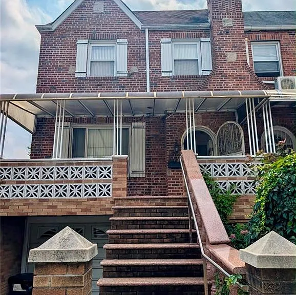 Spacious 3 bedroom story building